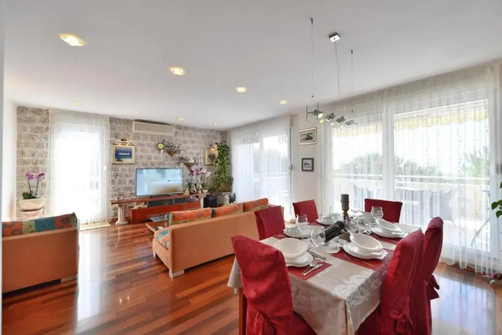 Luxury Seaside Apartment