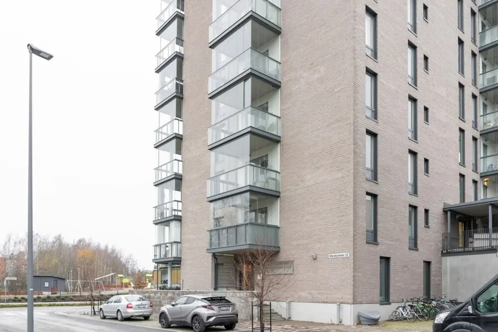 Spacious 1br with parking on the street