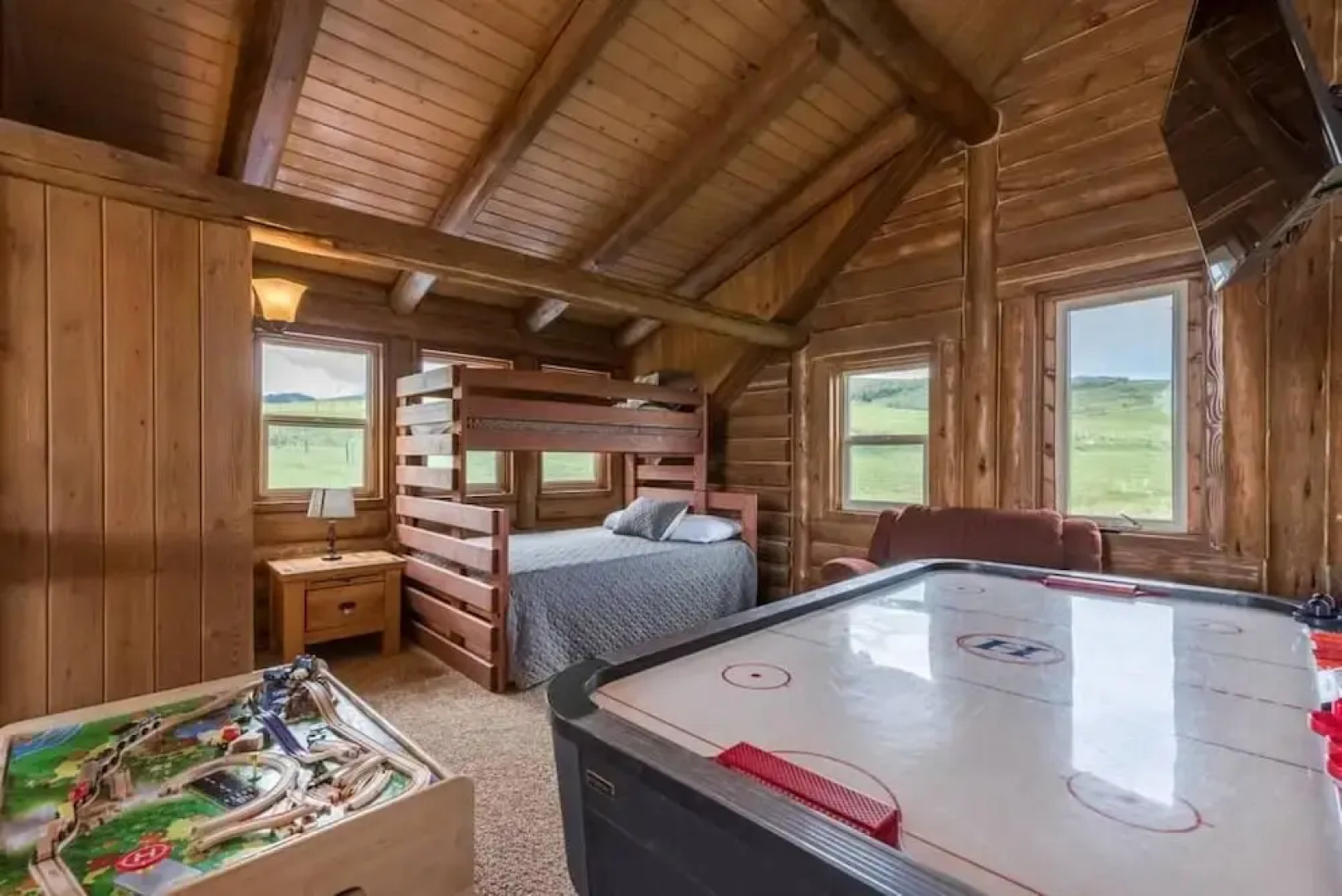 The Two Moose Inn - Luxury Log Cabin for Families!