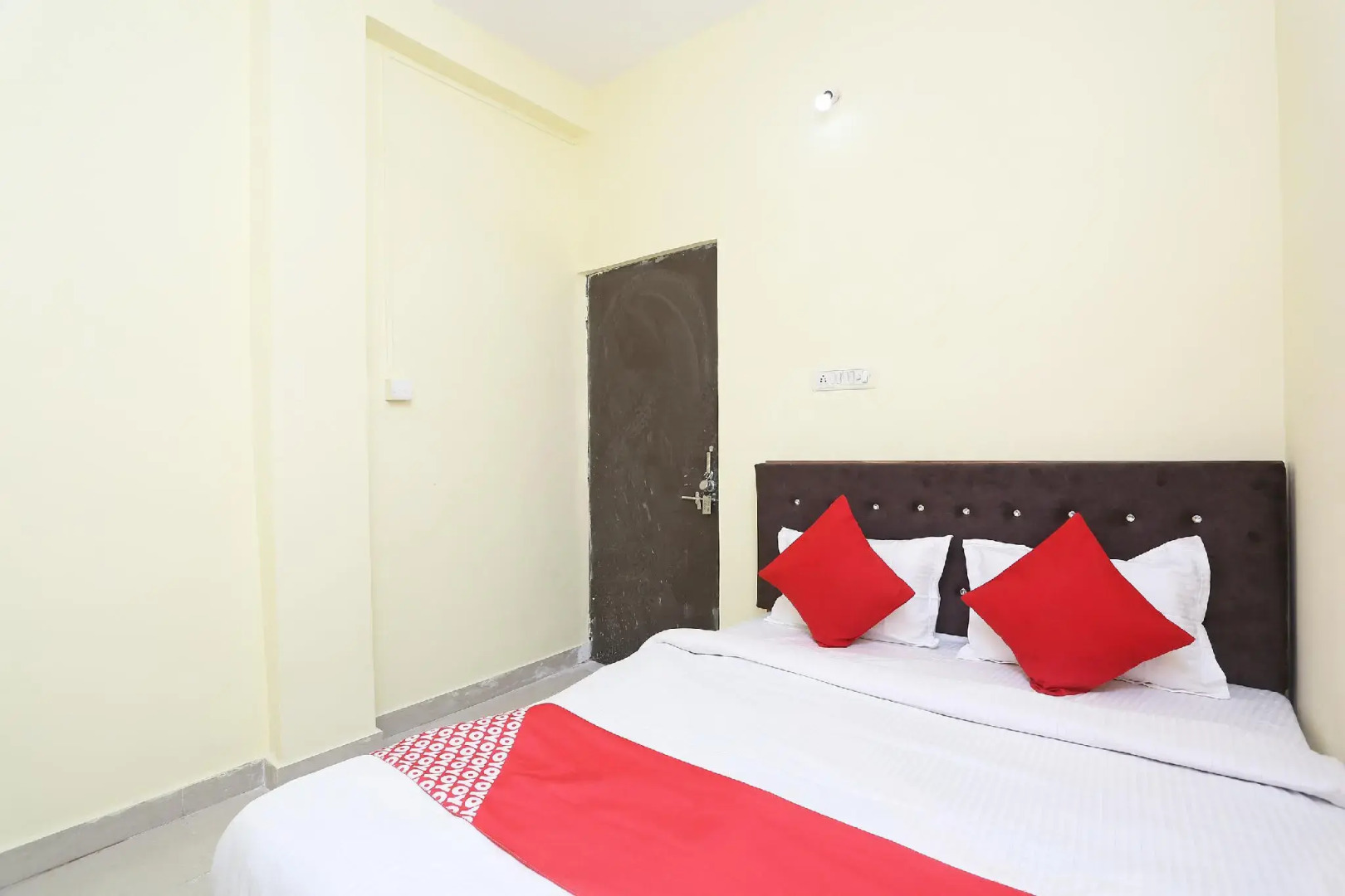 OYO 36667 Hotel Manoj
