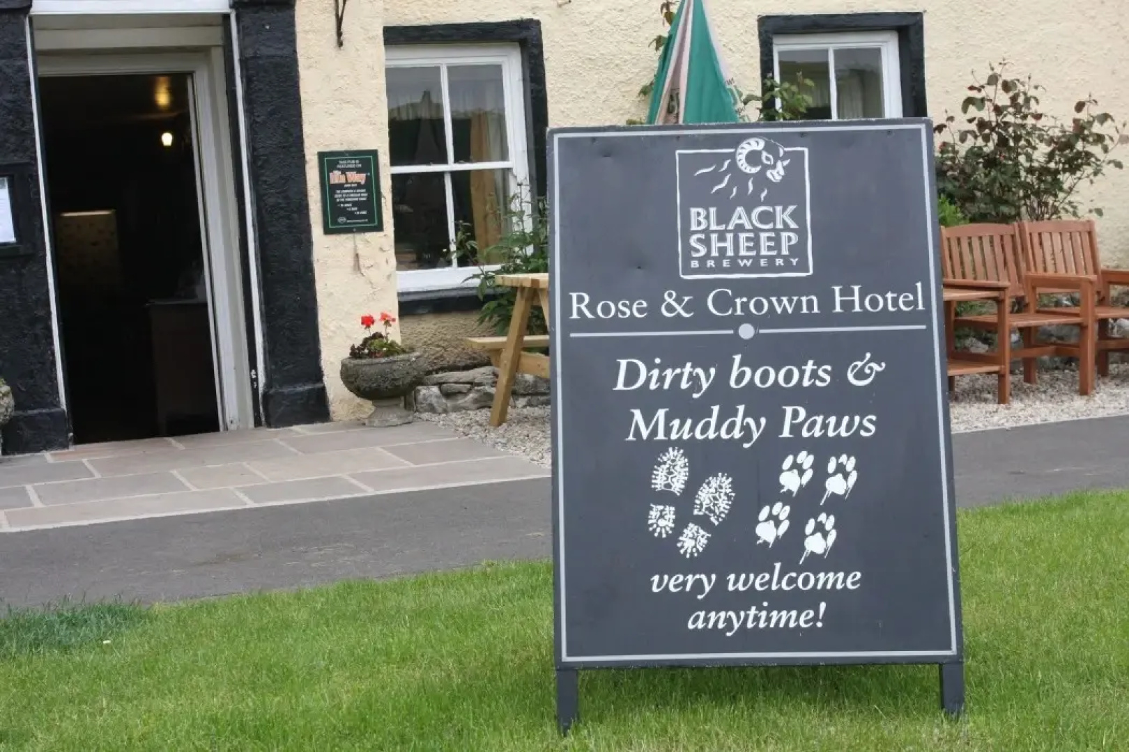 OYO Rose & Crown Hotel