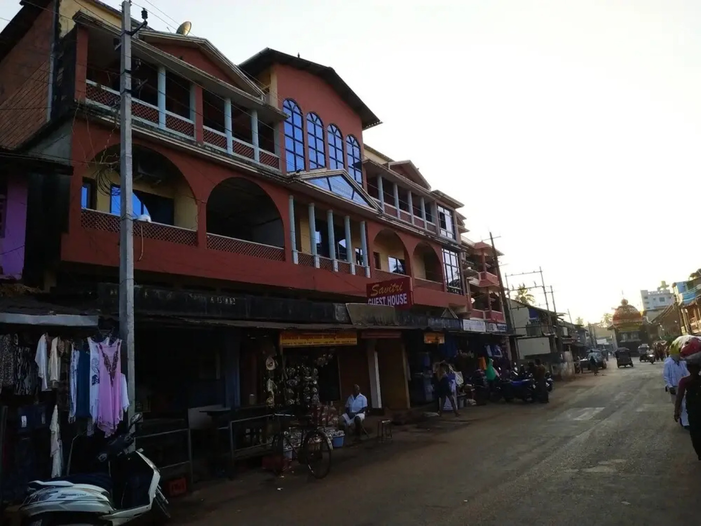 Iroomz Savitri Guest House