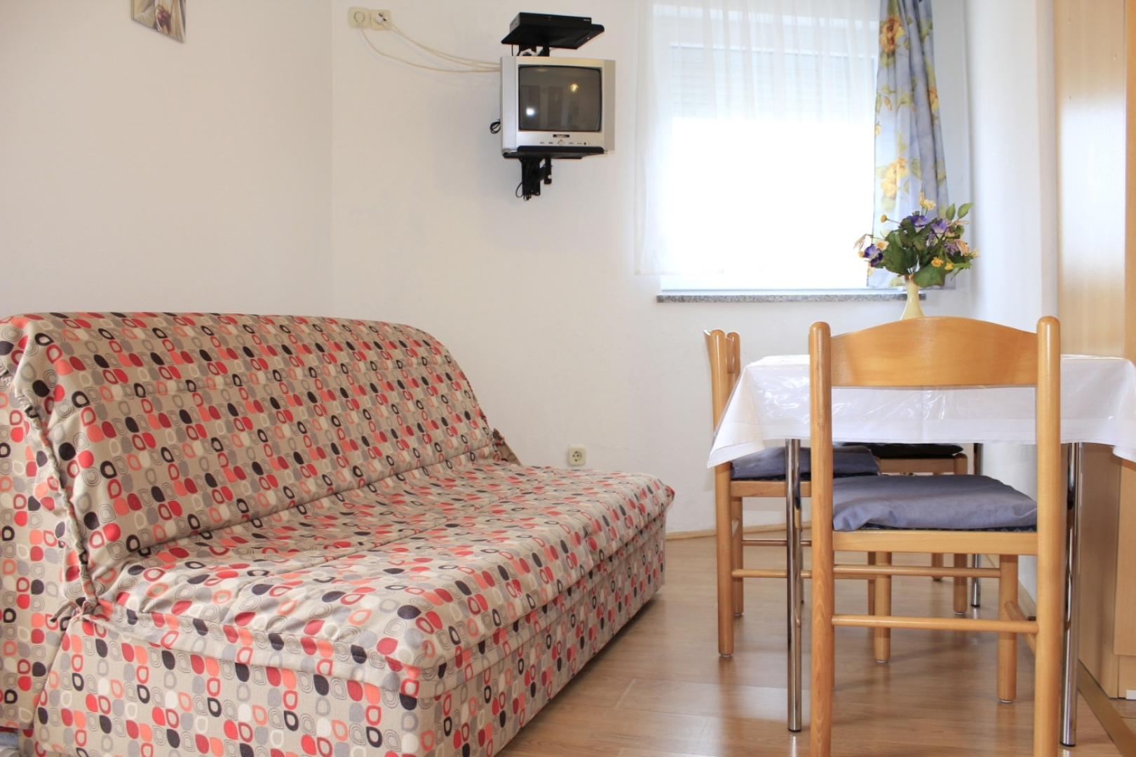 Apartment Ivan - 300 m from sea: A3 Nin, Zadar riviera