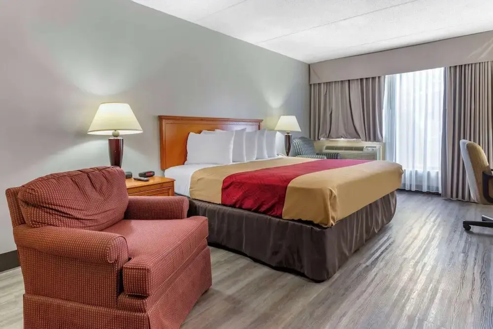 Econo Lodge & Suites