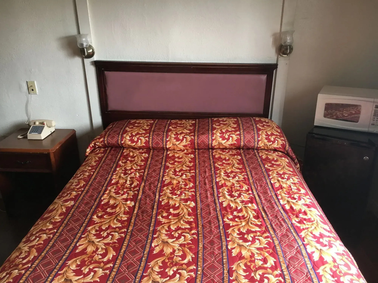 Colonial Pool & Spa Motel