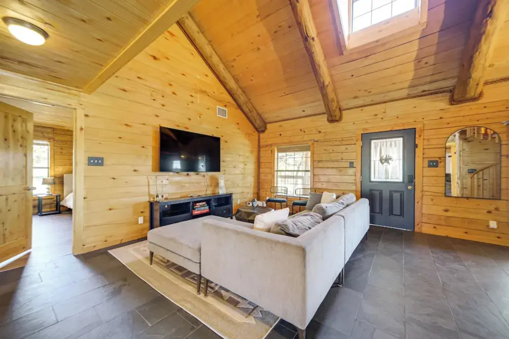 5 Mi to Dtwn Dripping Springs: Cabin w/ Jacuzzi!