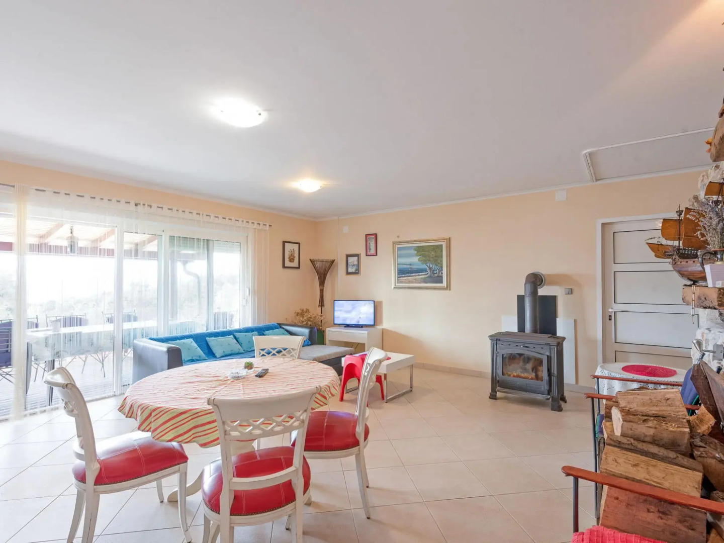 Modern Holiday Home in Mandre with Barbeque