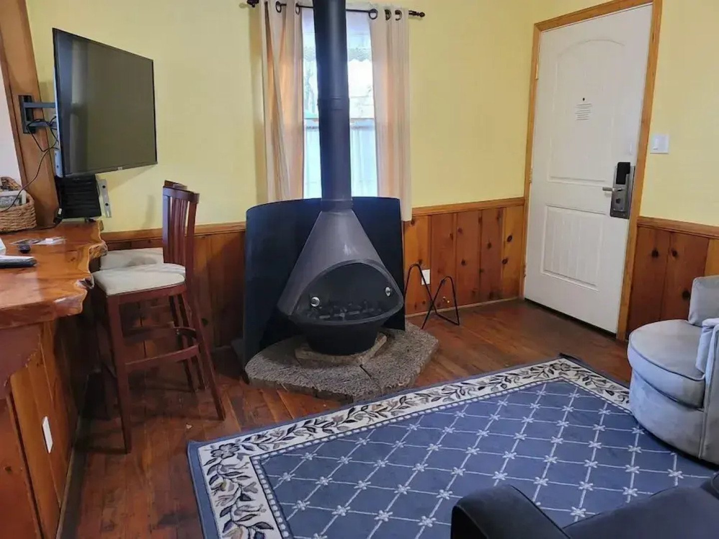 Hillcrest Suites & Cabins