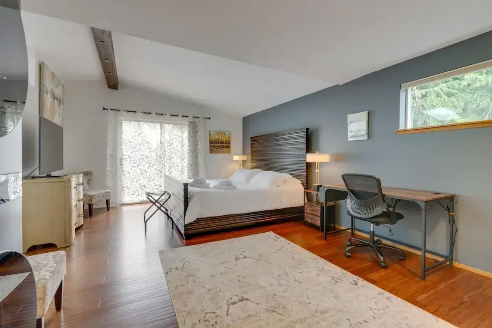 Kenmore Retreat w/ Shared Hot Tub - 1 Mi to Lake!