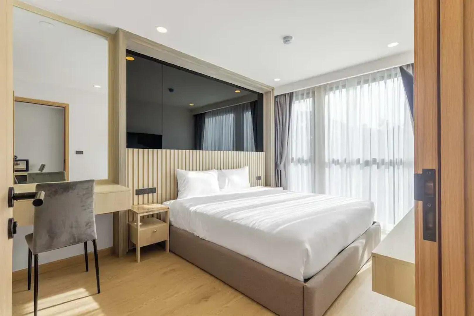 1BR Prime Spot Pool&Gym Near Beach C231