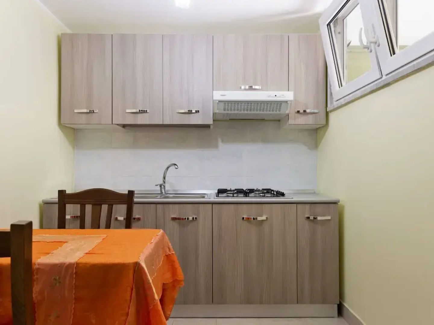 Pleasant Holiday Home in Mondragone With Garden