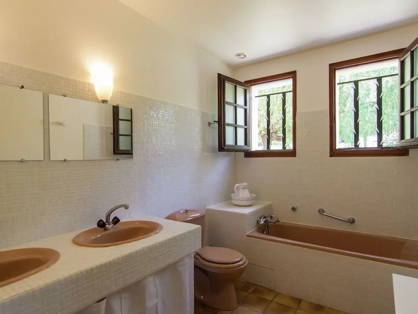 Cottage With Porch, Large Private Pool and Spacious Garden