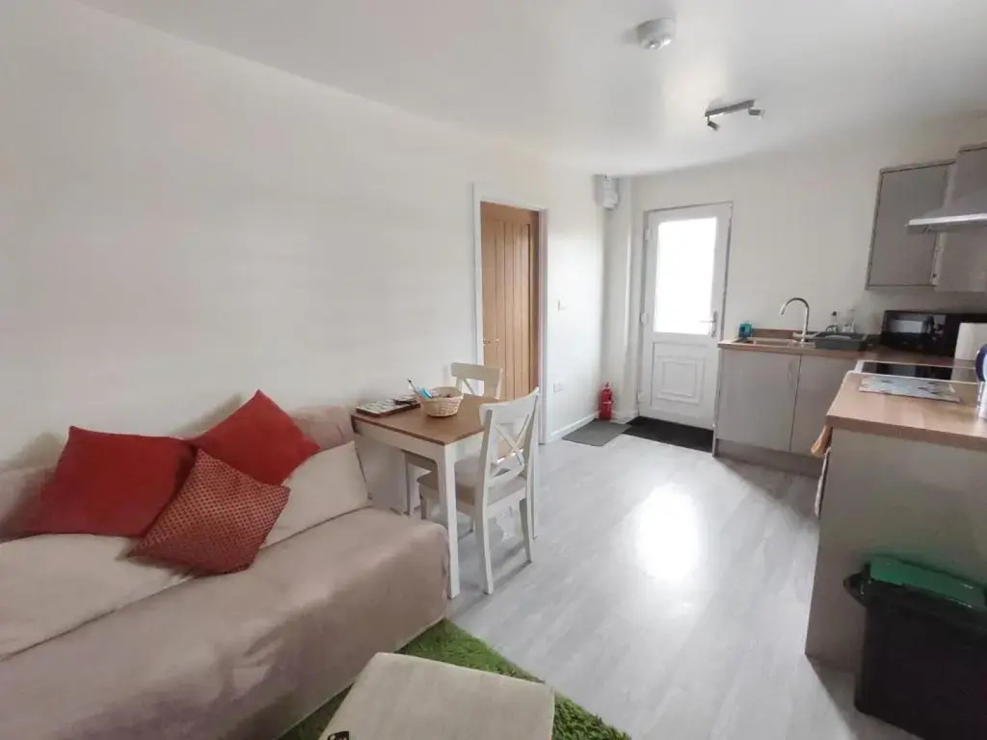 Le Petit Chateau, a snug 1-bed 1-bath by the coast