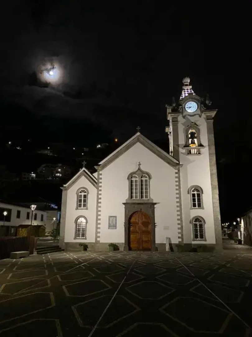 Lovely newly refurbished, 1 bedroom top floor apartment with sea views, fast WI-FI CABLE TV and Netflix