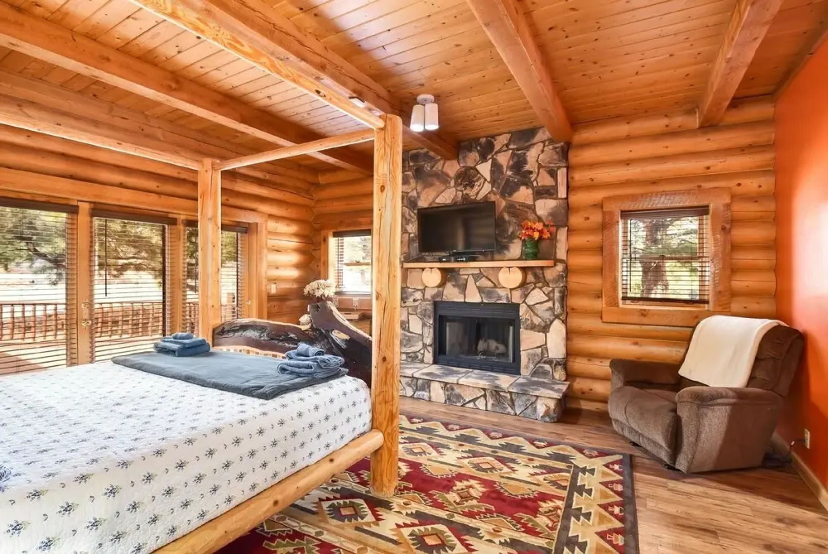 FlagRanch - 4 Br cabin by RedAwning