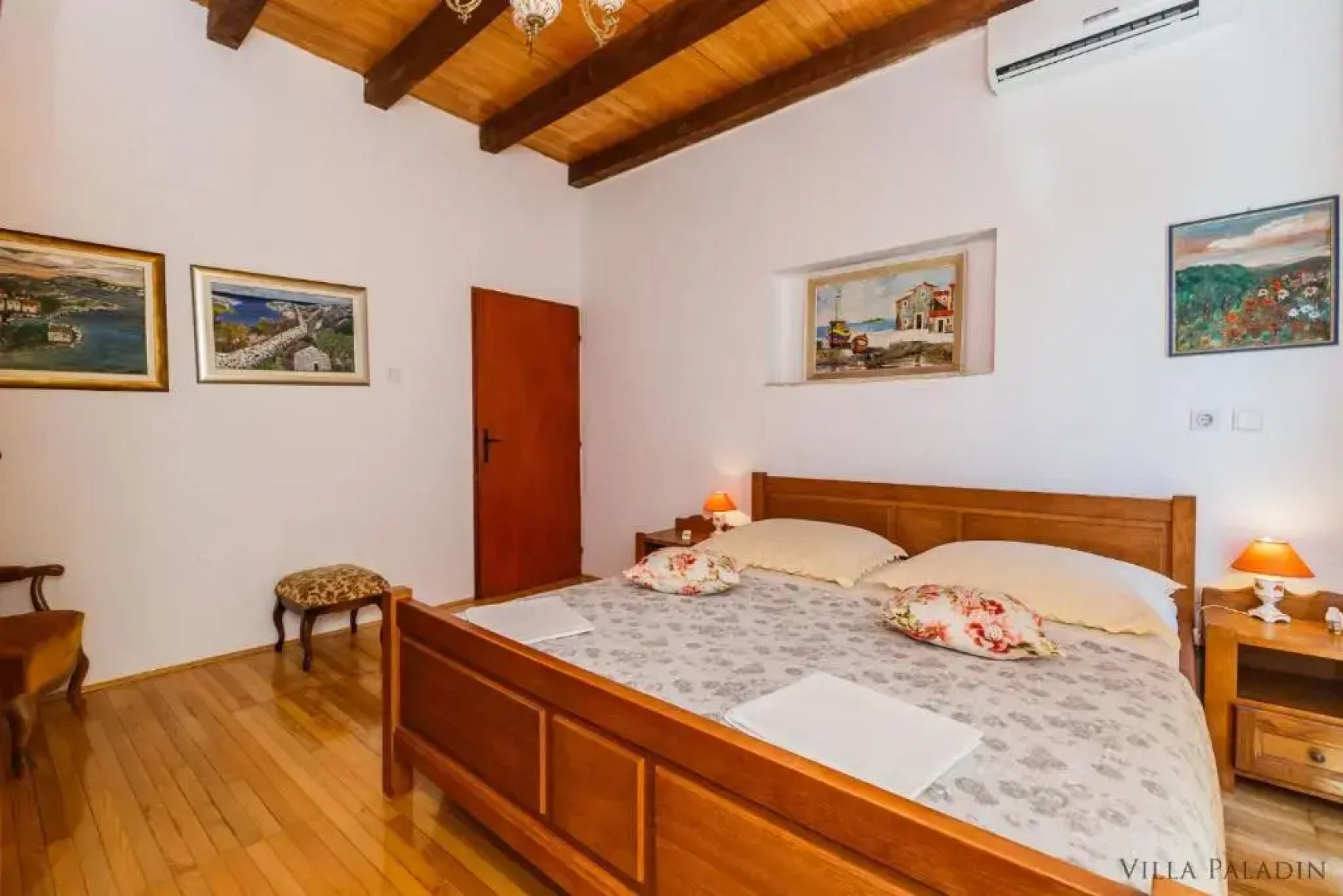 Villa Paladin - Spacious Villa with Pool near Garden Resort - 7 Min walk