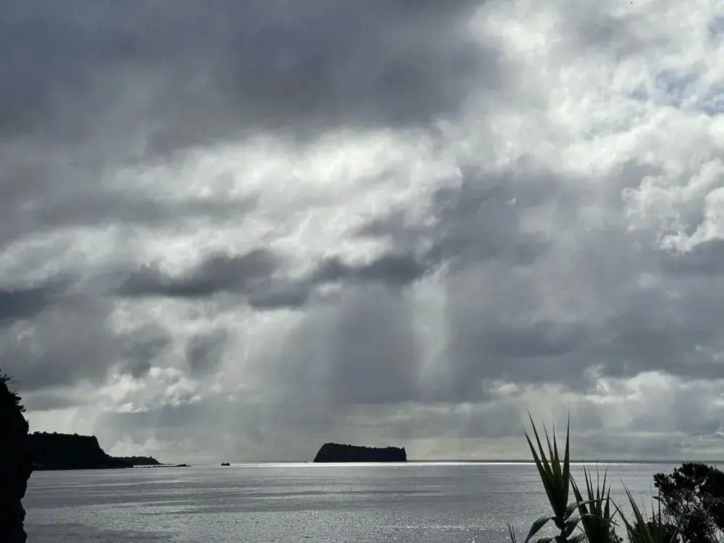 Holiday Home 2 Minutes From the Beach and Close to Major Tourist Attractions!