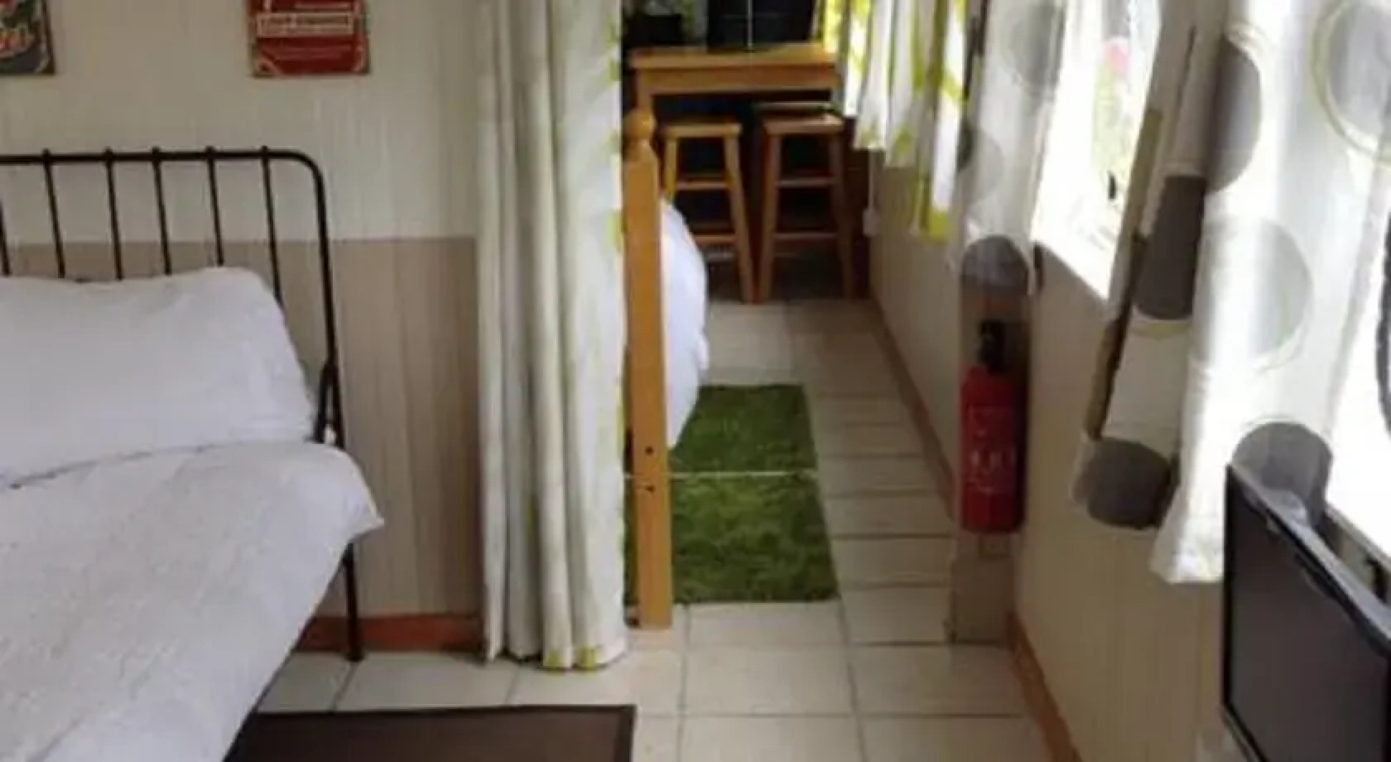 Bed and breakfast Lakeside Vintage French bus