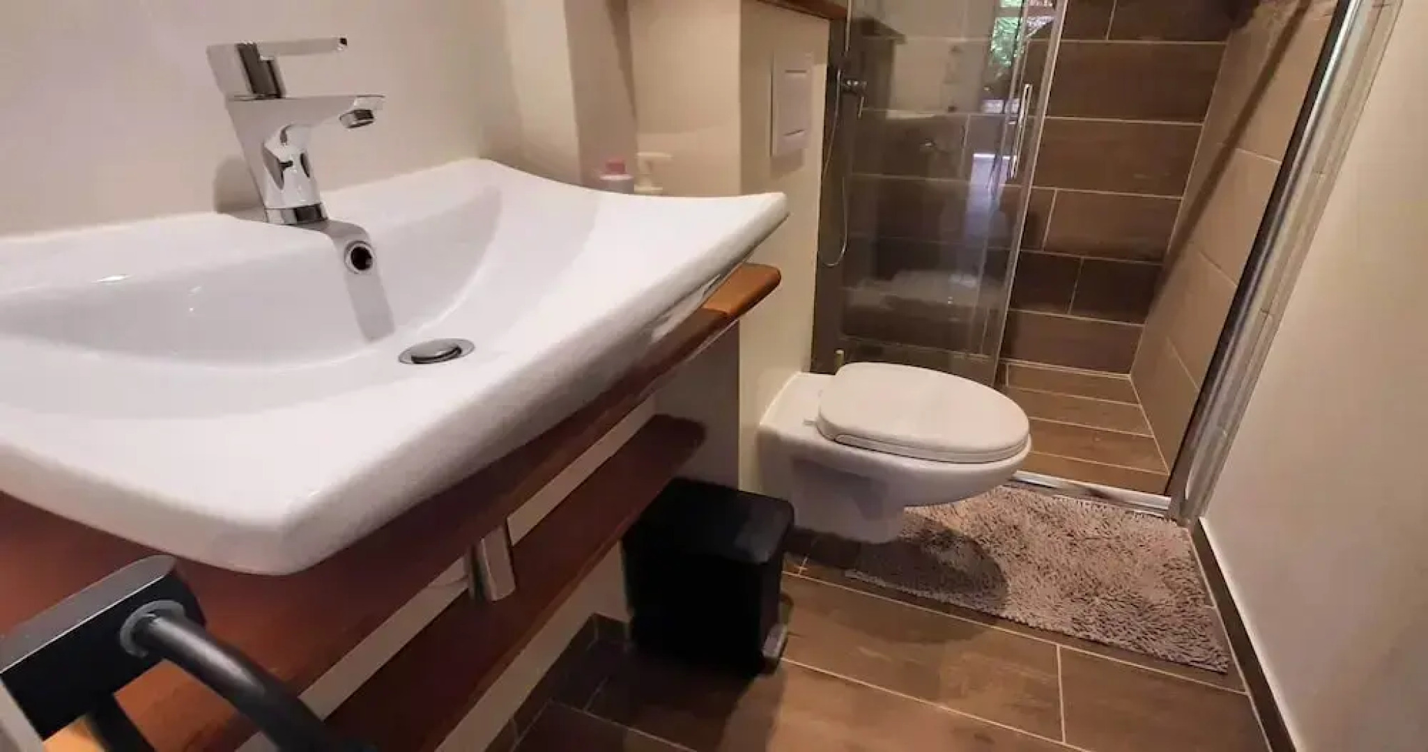 Moana Breeze Eco Lodge