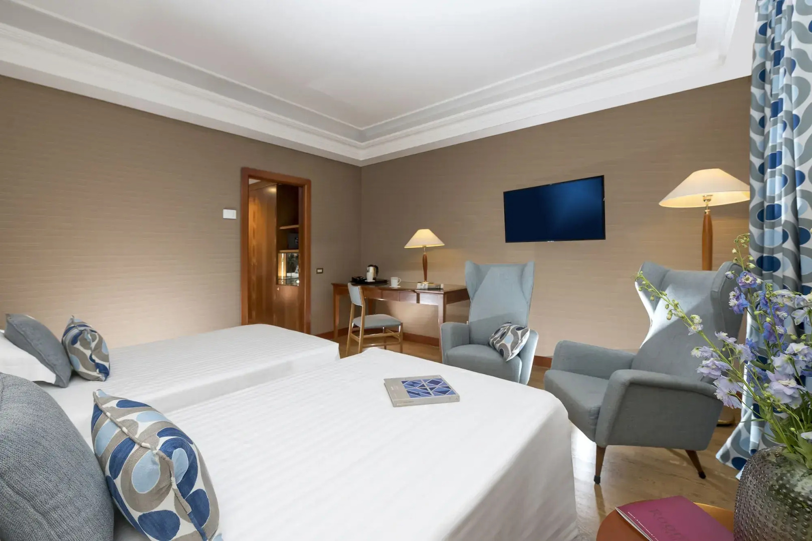 Отель Royal Continental Hotel Naples