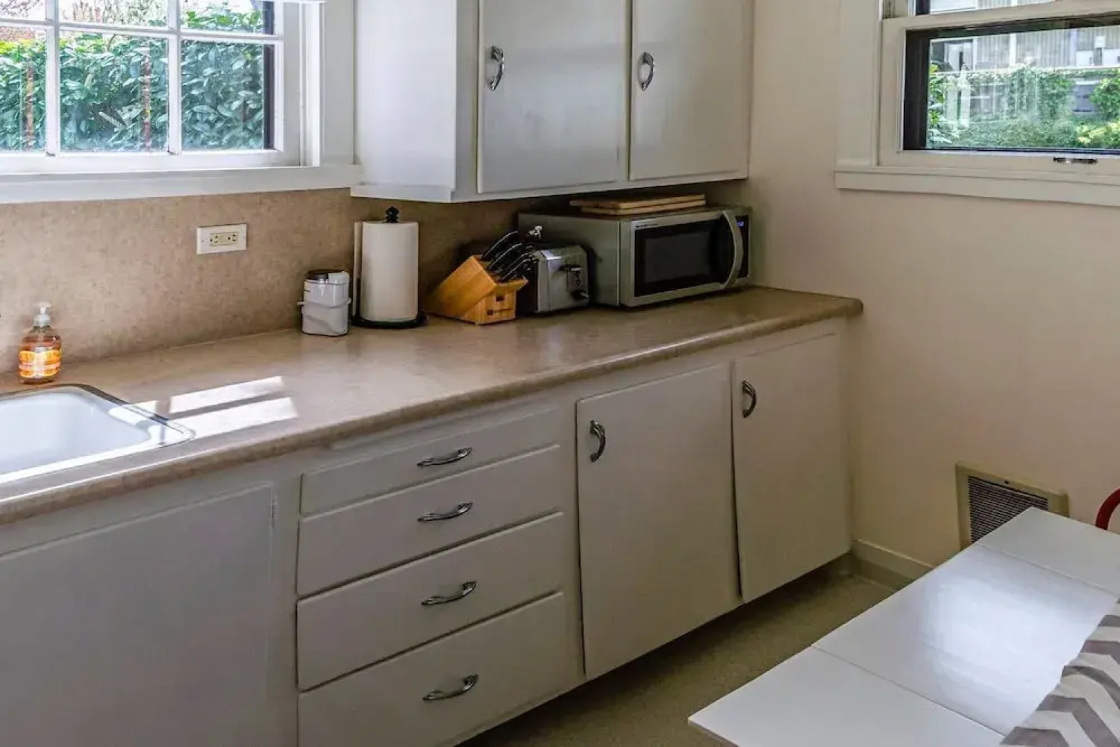 '1900' House and Cottage ~ Near OSF ~ Sleeps 10