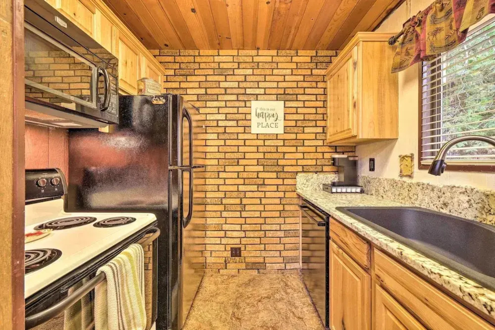 Twain Harte Mountain Cabin w/ Deck - 3 Mi to Dtwn