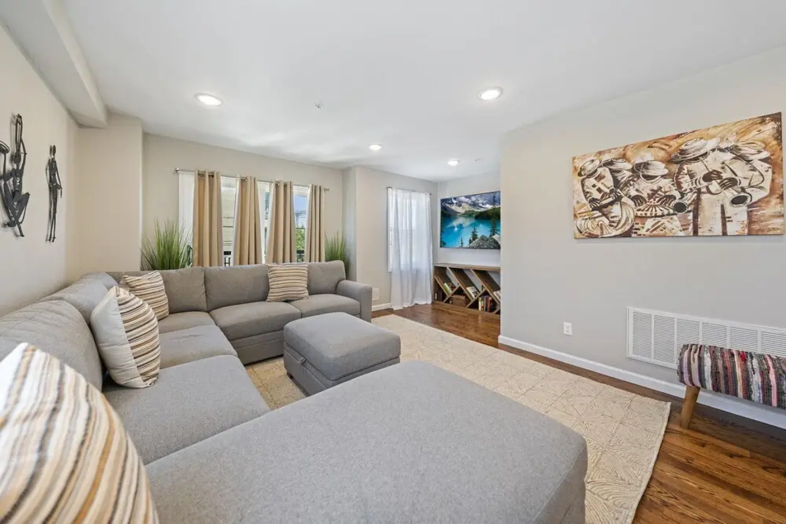 Simon Stays I Grand Oasis