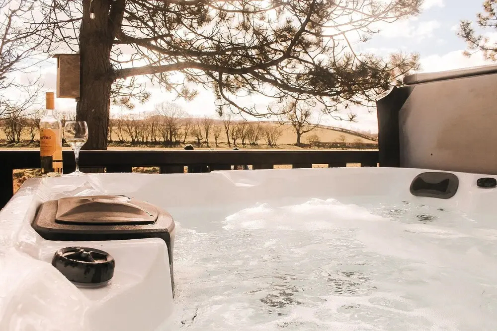 Keer Side Lodge, Luxury lodge with private hot tub at Pine Lake Resort