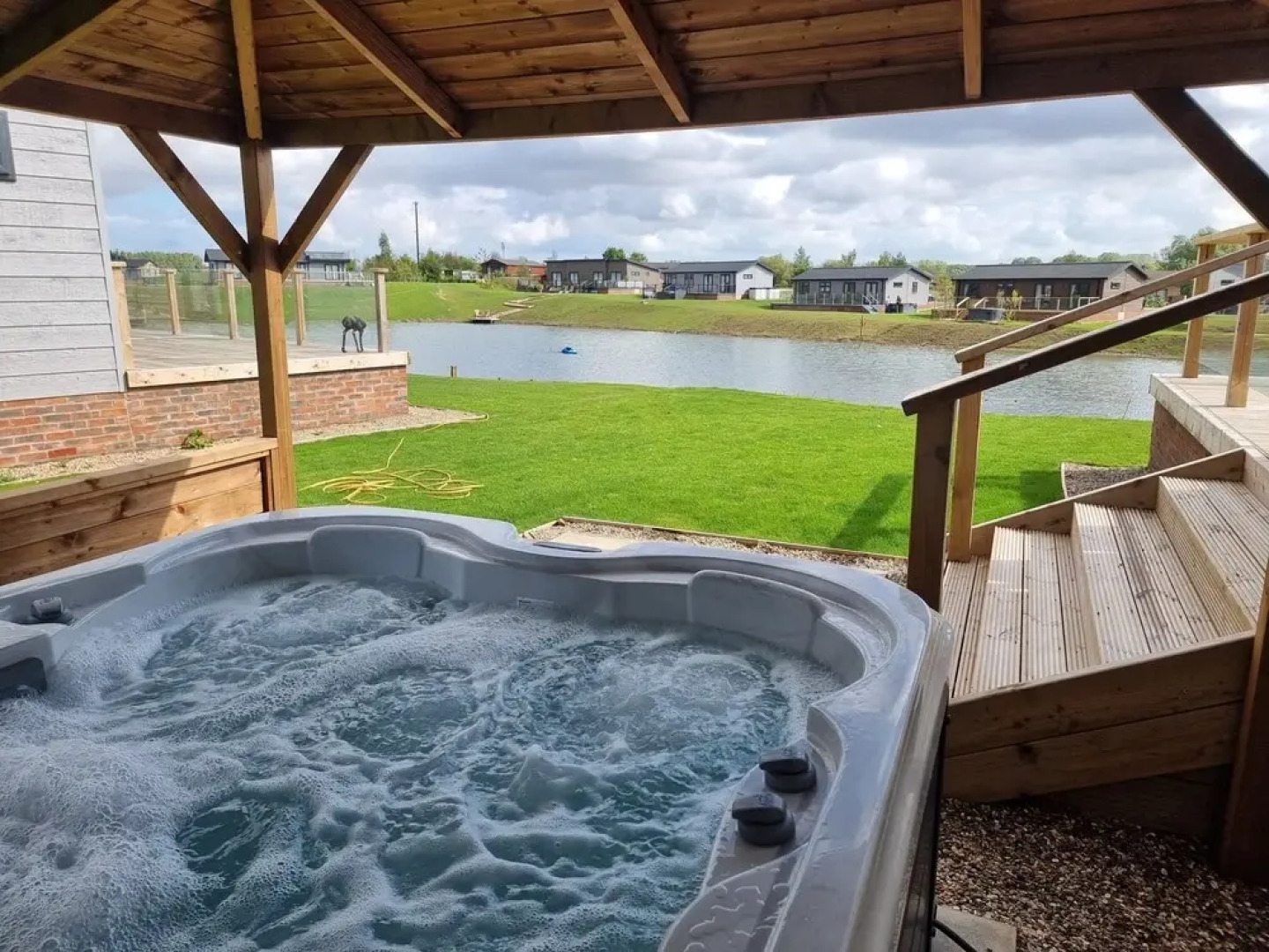 Luxury 2-bed Lodge in Routh, Hottub & Pet Friendly