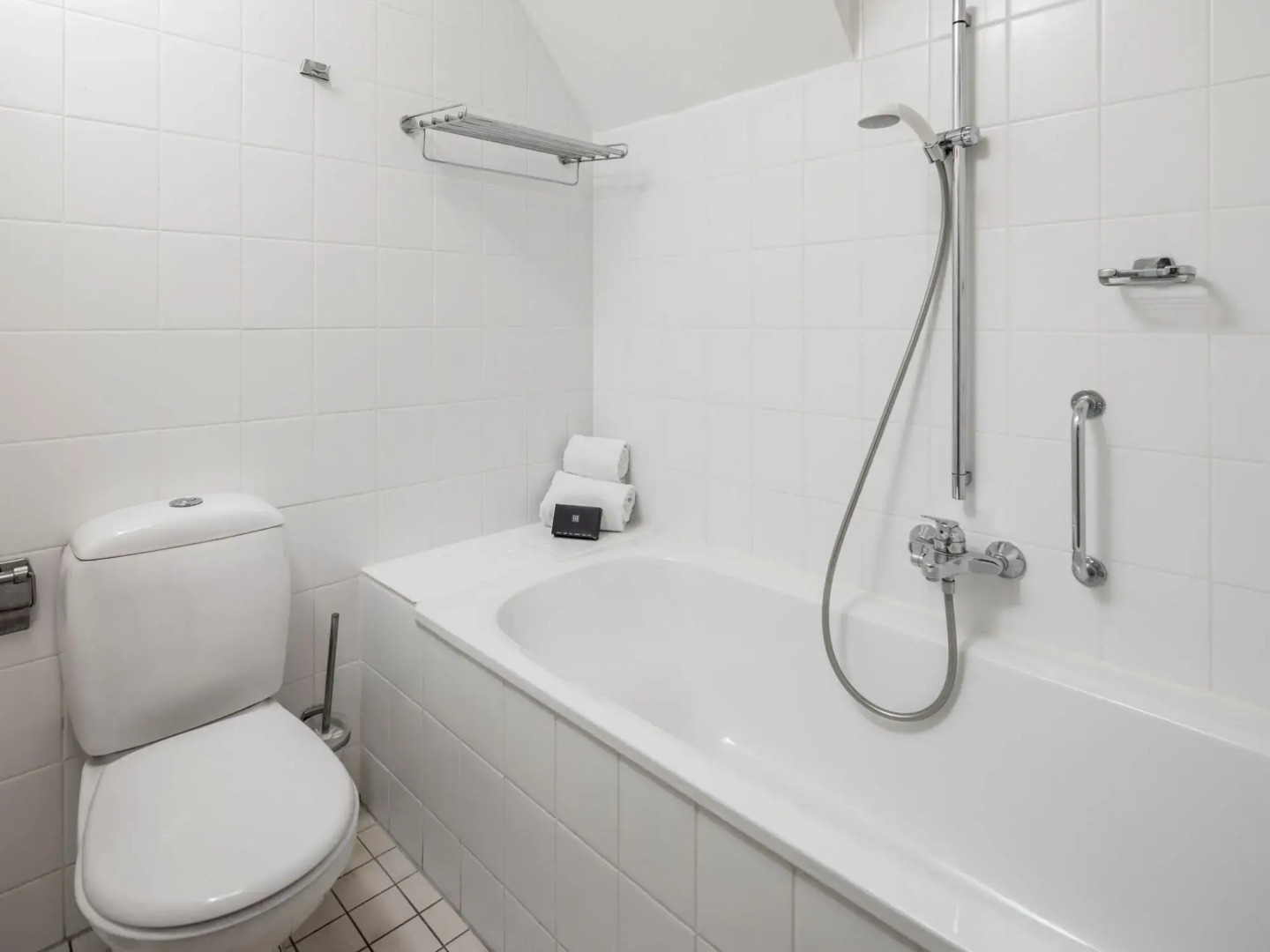 Restyled Bungalow With 2 Bathrooms, Near the Beach