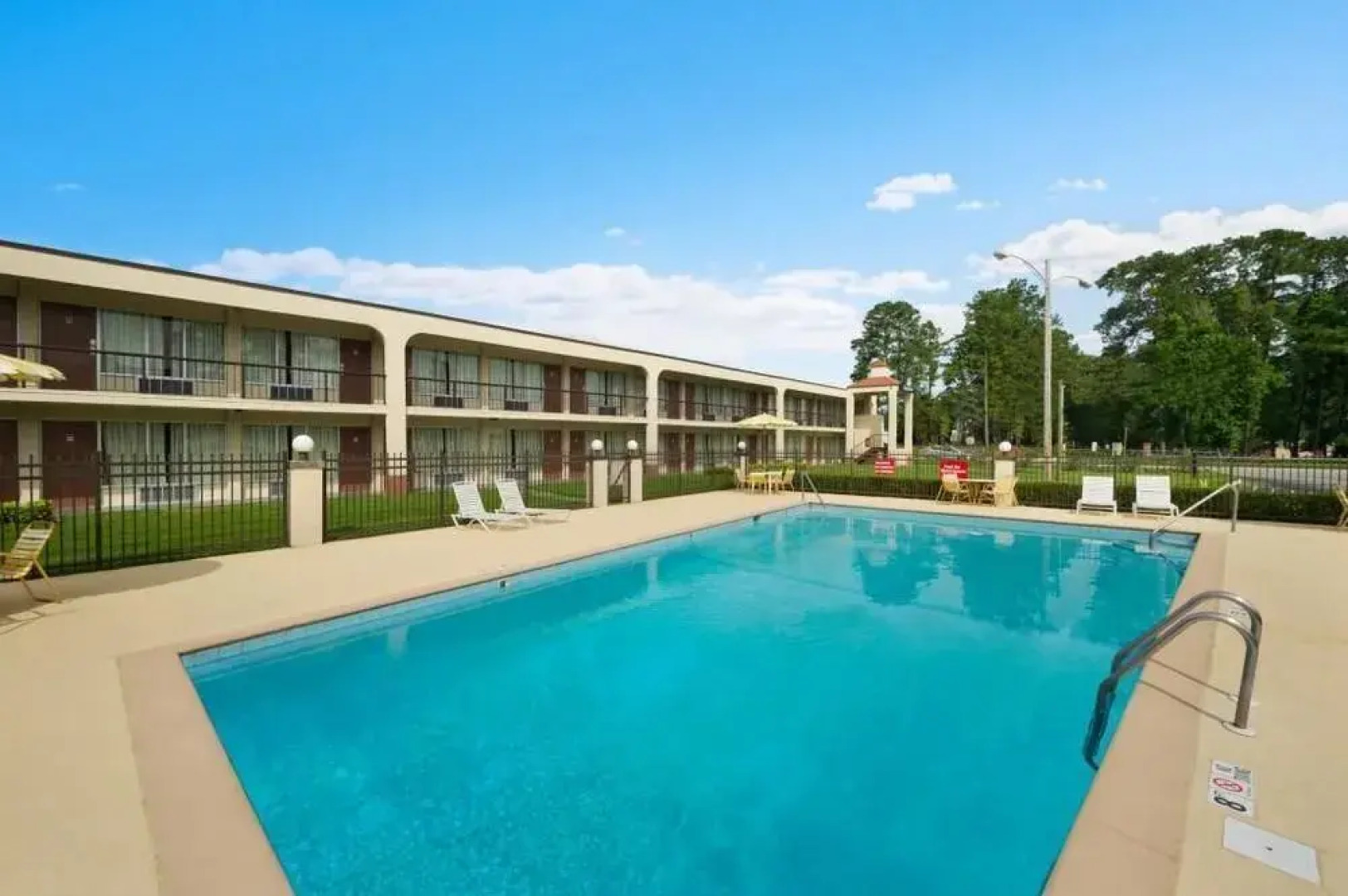 Rose Garden Inn & Suites