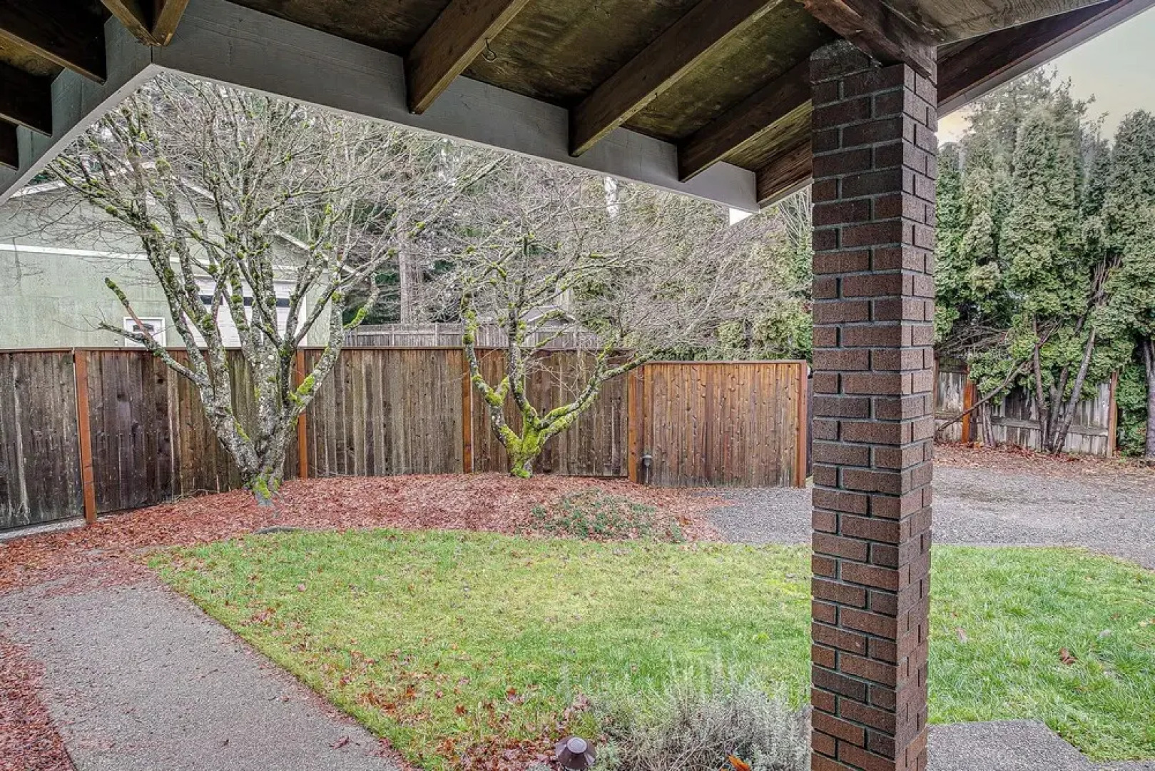 Modern Puyallup Townhome w/ Backyard & Fireplace