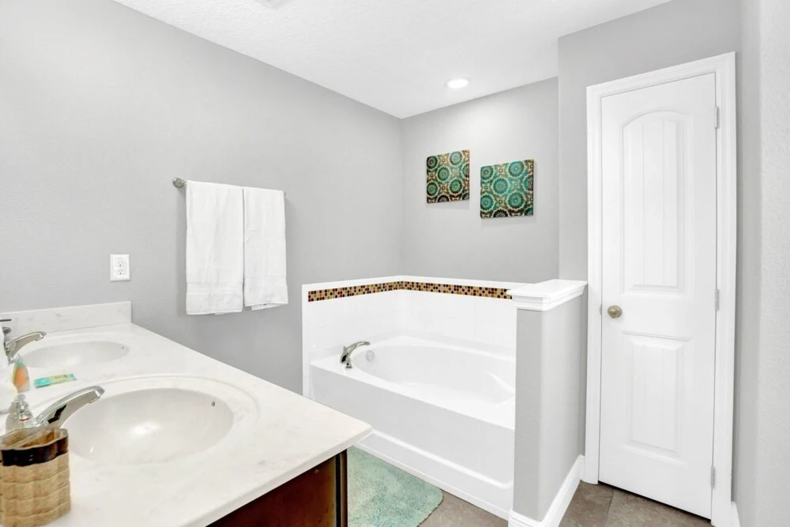 5BR Luxury Family Home - Pool BBQ and Netflix