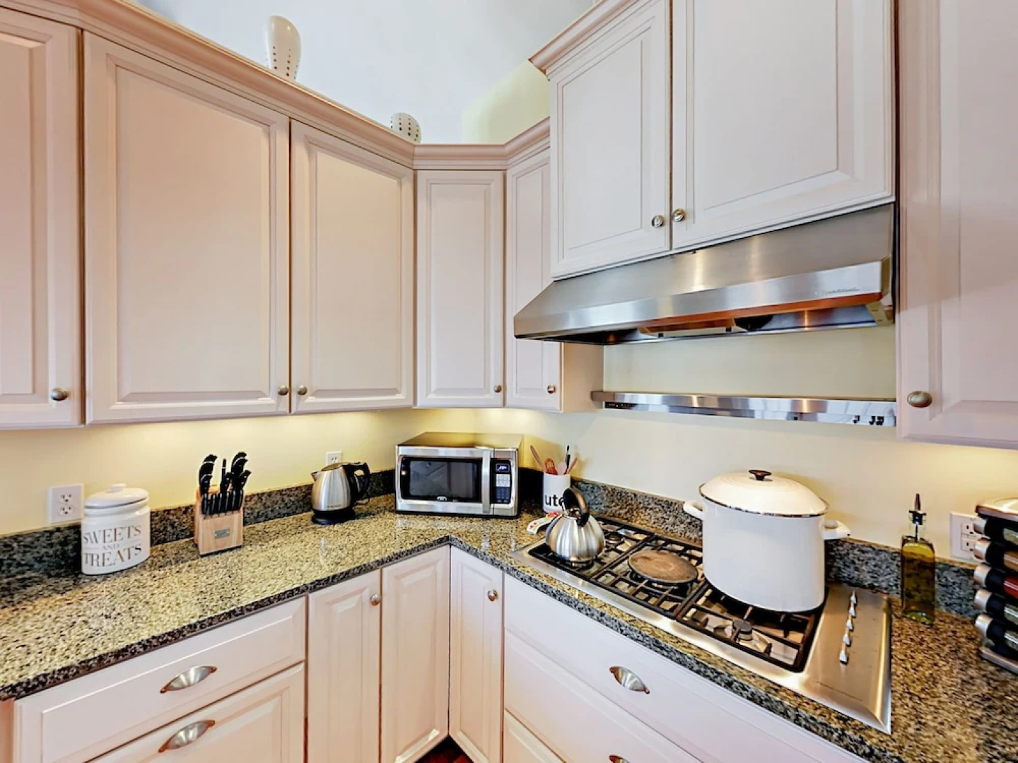 7 Apple Hill Lane Home 3 Bedrooms 2.5 Bathrooms Home