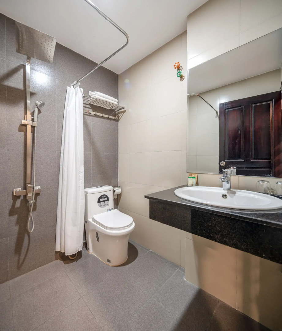 Phuong Dong Hotel & Apartment