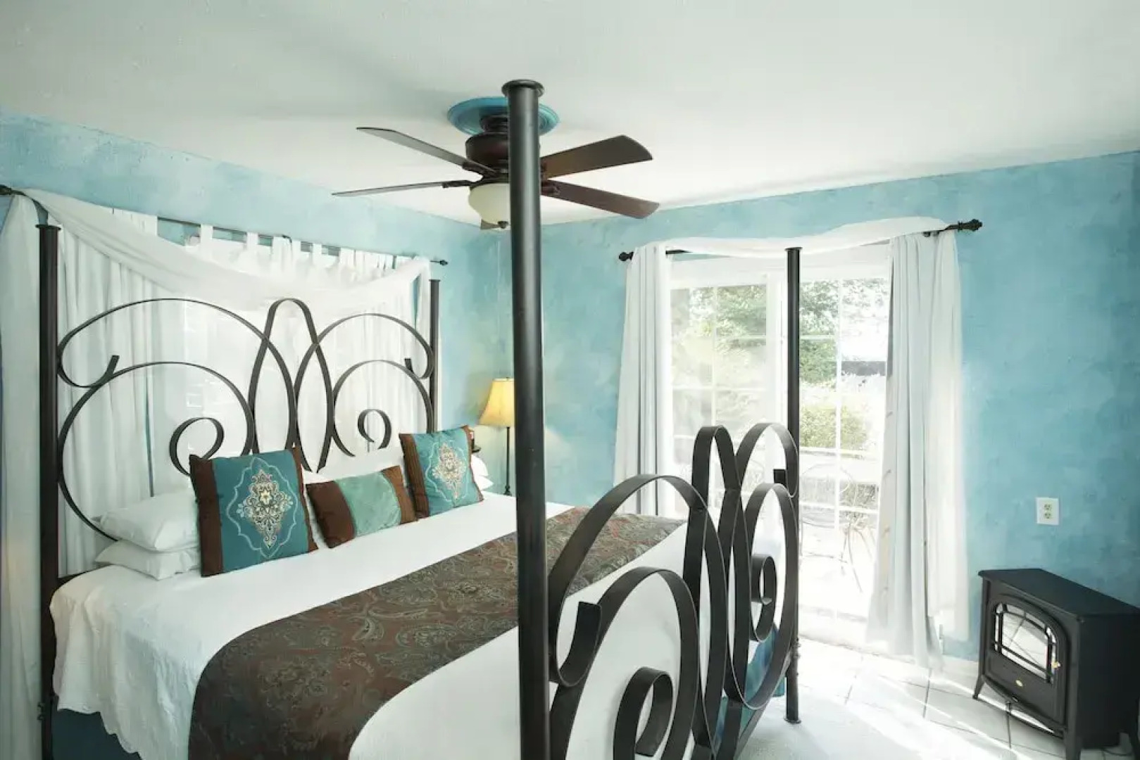 Lakehouse Bed and Breakfast