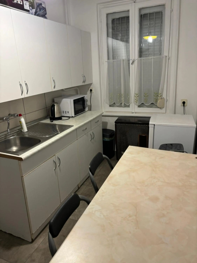 Újszerű, jól felszerelt lakás a város szîvében hűsîtőkkel, reggelivel, ingyenes parkolással!