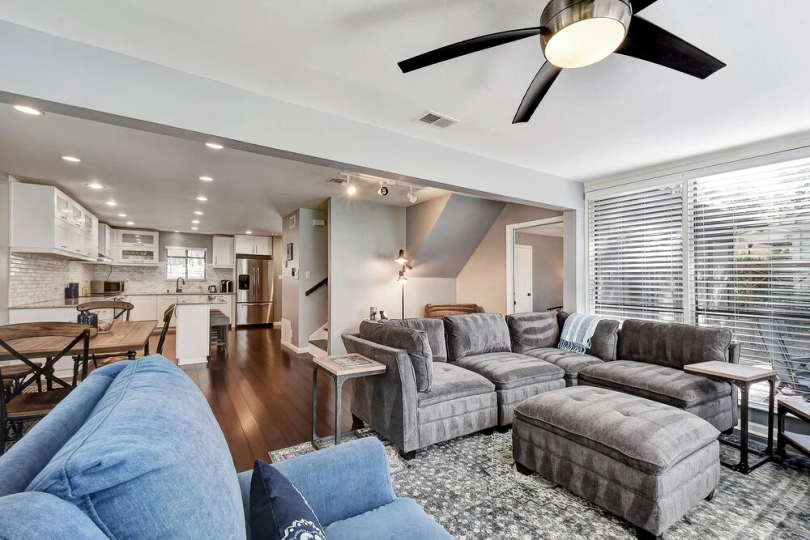 6107 Hudson Bend Rd Home