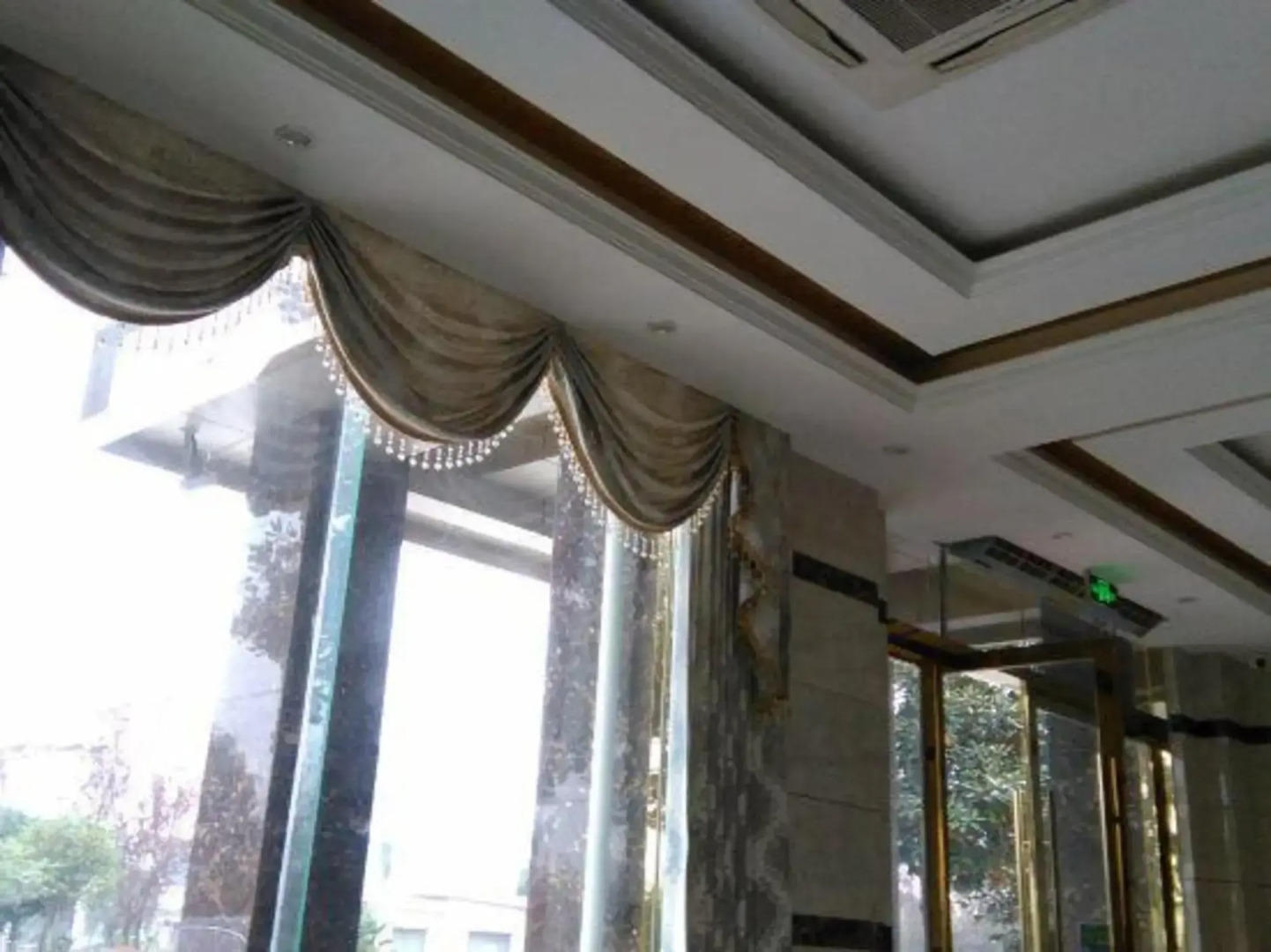 Binjiang Business Hotel