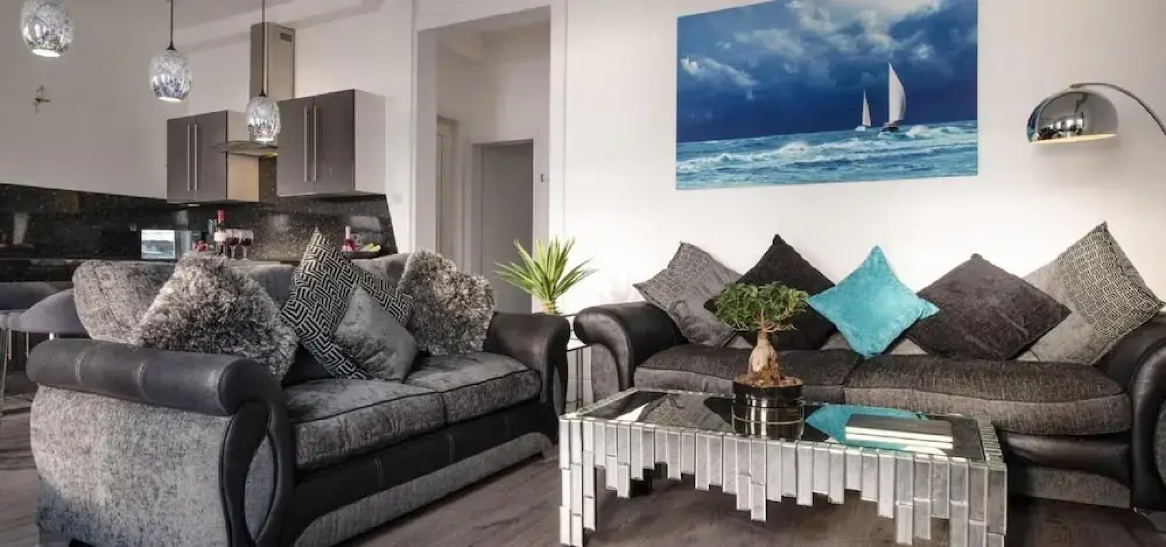 Sandybanks - Stylish apartment on Torquay promenade