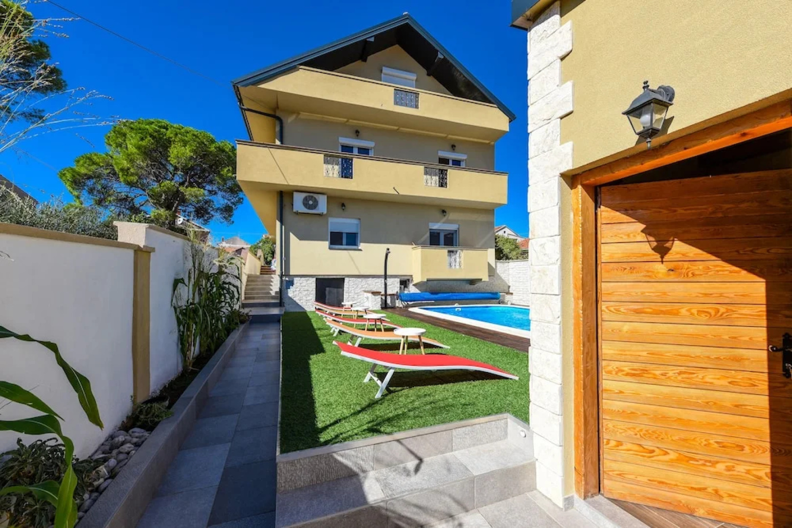 Holiday Apartments Yes Peace