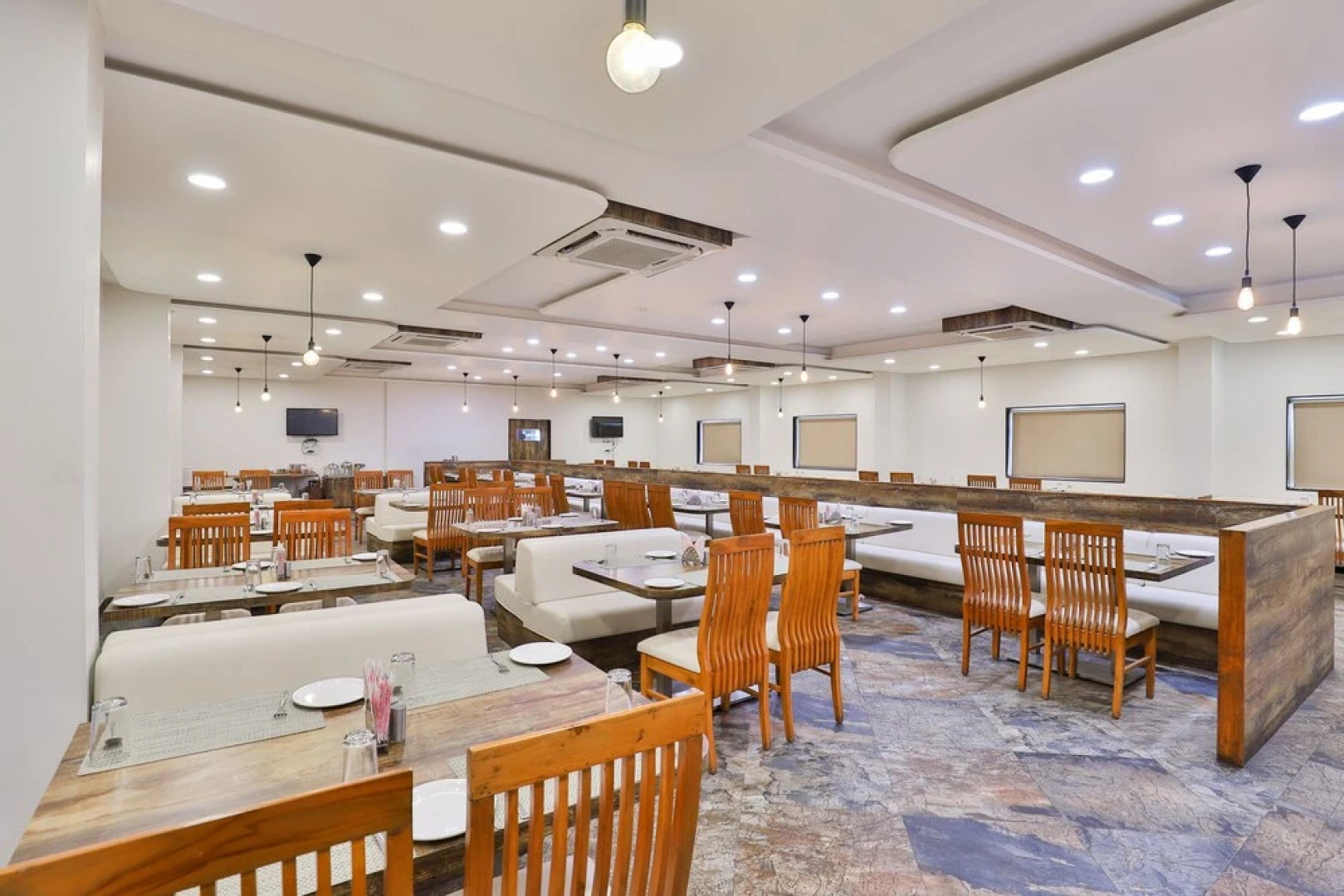 OYO 18933 The Grand President