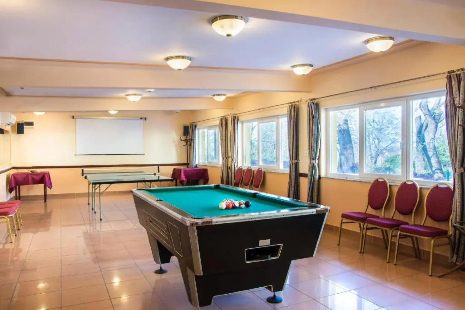 Fried Castle Hotel and Restaurant