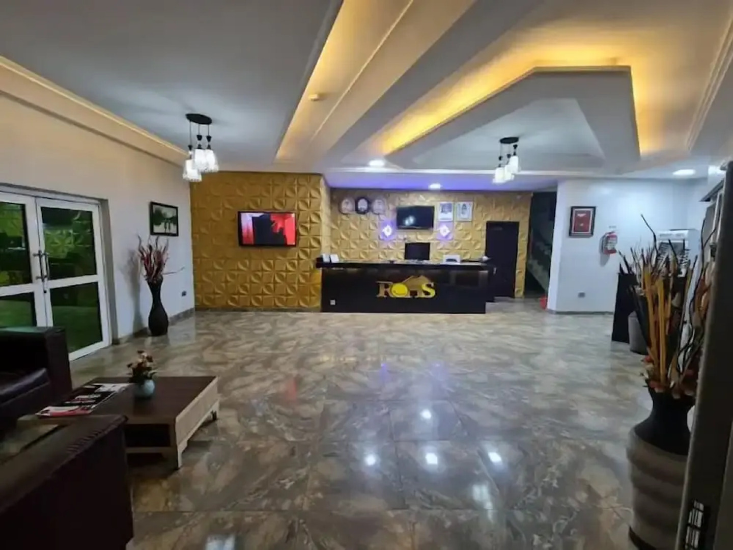 Rolak Hotel and Suites