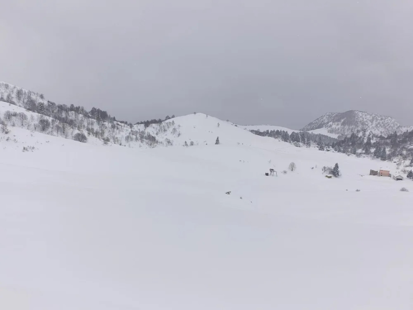 6guests-skiing-mountainviews-fireplace-freeparking