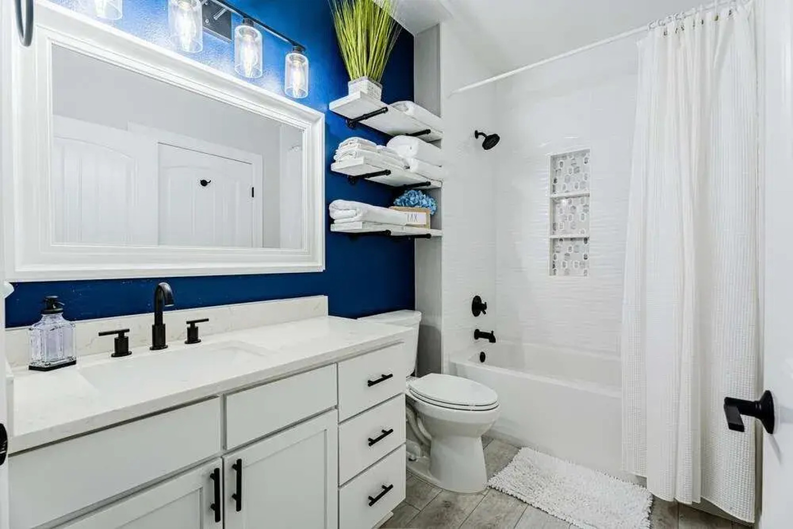 Luxury Waterfront Condo W/pool & Views!