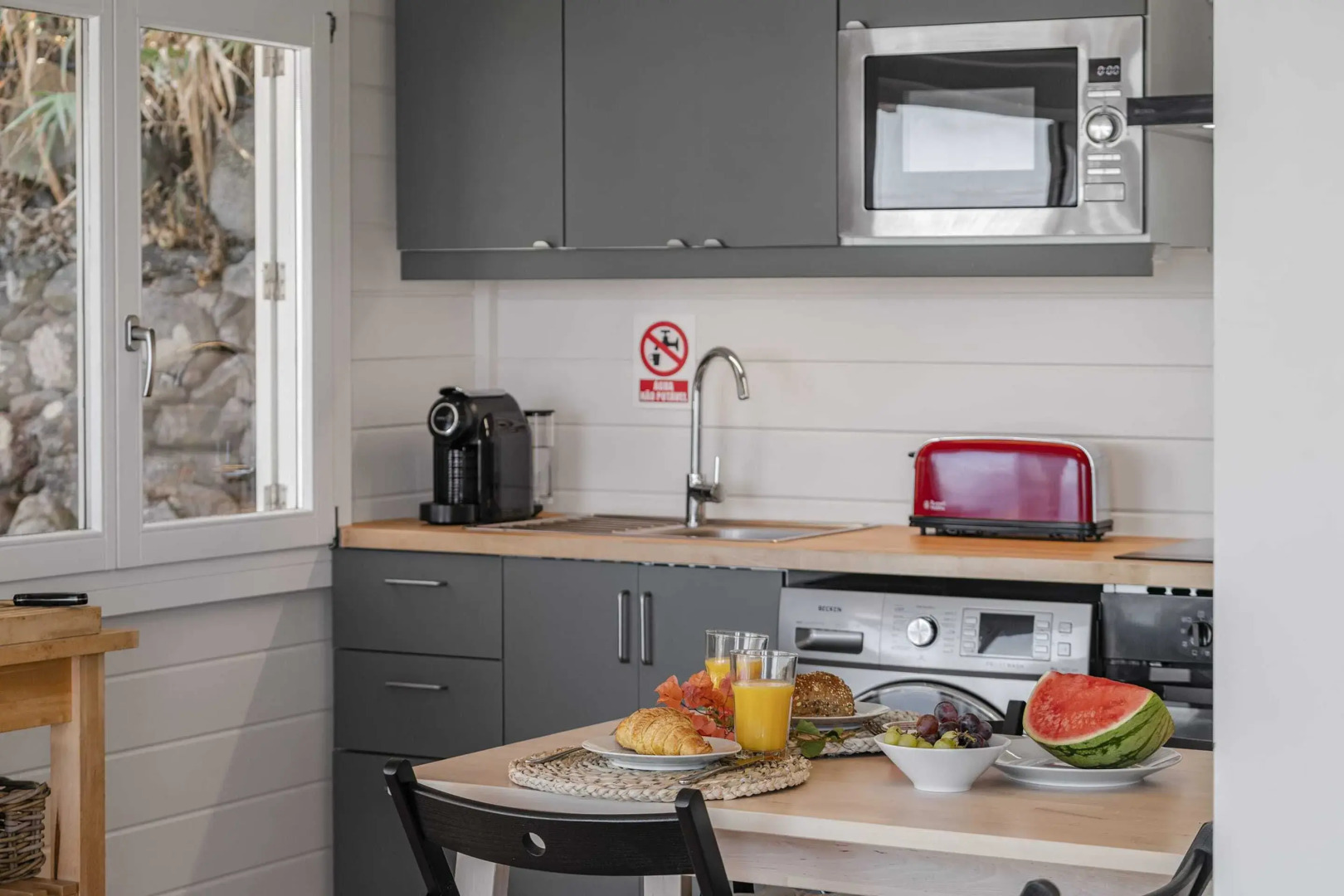 Casa da Rocha de Baixo by An Island Apart