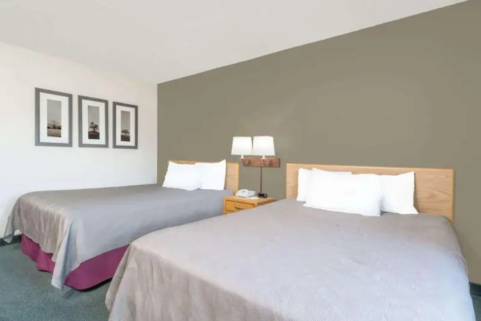 Moose Lake Lodge & Suites