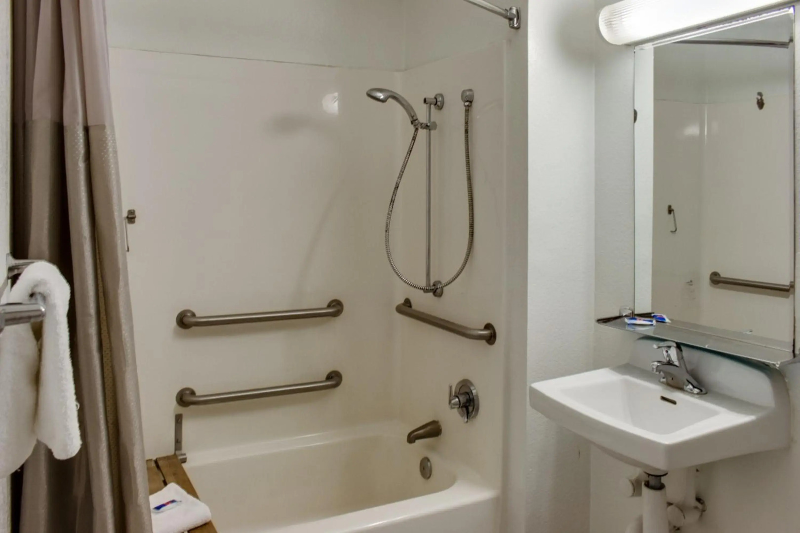 Motel 6 Bakersfield, CA - South