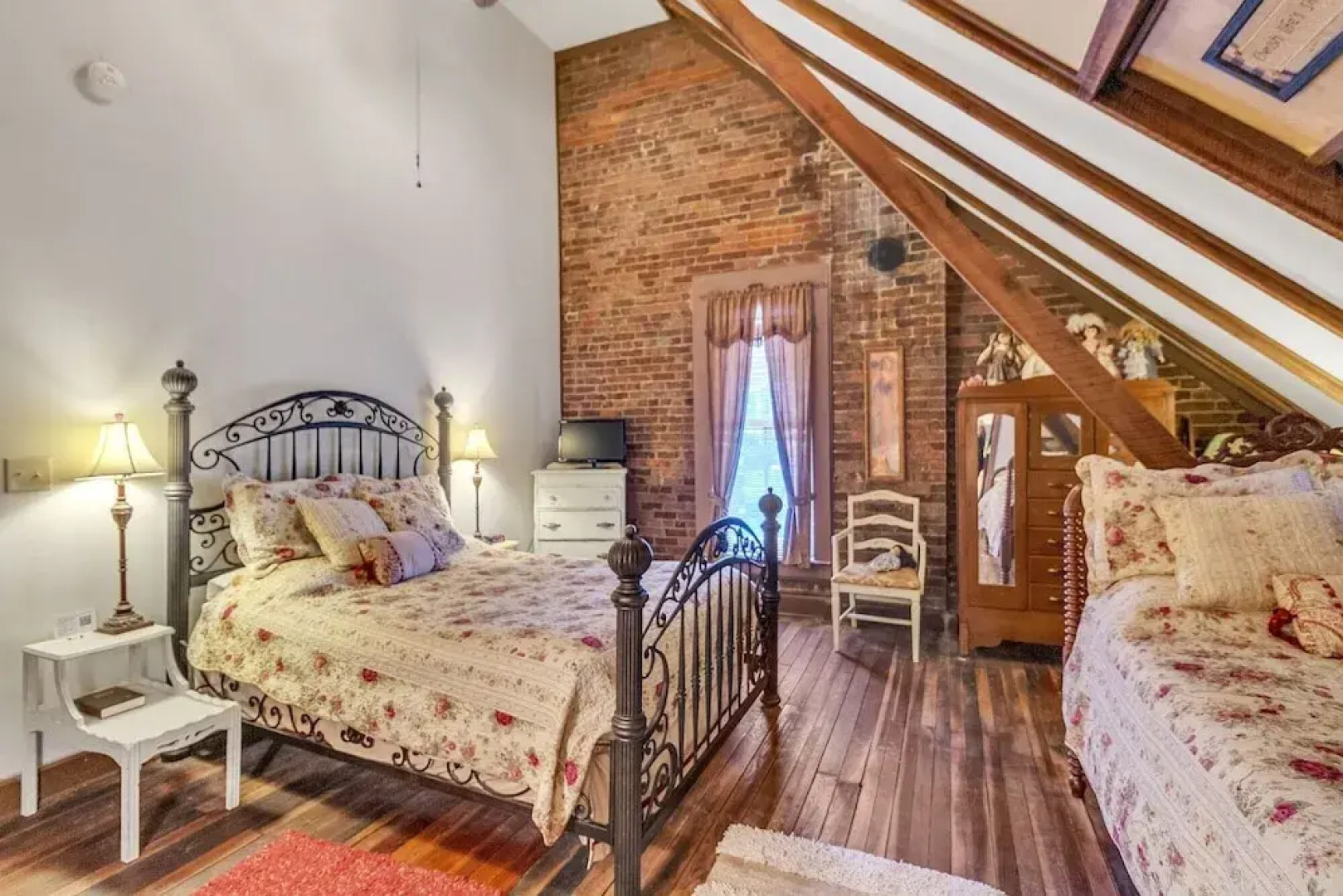 Dickinson Room by Main Street Bed & Breakfast